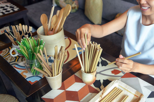 thay-doi-thoi-quen-su-dung-ong-hut-nhua